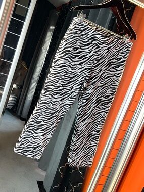 🦓 Wild Style Superstar: High-Rise Zebra Print Capri Trousers 🦓